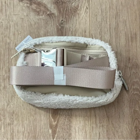 Lululemon Everywhere Belt Bag Fleece white ivory - Picture 5 of 6